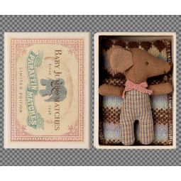 Maïleg Bébé souris qui dort in MatchBox Rose Maileg Ikaipaka