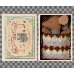 Maïleg Bébé Souris qui dort in MatchBox Bleu Maileg Ikaipaka