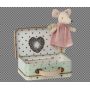 Maïleg Souris Ange dans sa valisette petite soeur Maileg