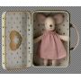 Maïleg Souris Ange dans sa valisette petite soeur Maileg