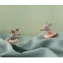 Maïleg Souris petite sœur bleue avec bouée pois rouges Maileg