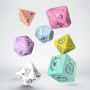 Set de 7 dés Voyage magique multi couleurs  Ikaipaka jeux &