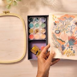 Atelier 58 Perlage broderie avec des perles Djeco Ikaipaka jeux