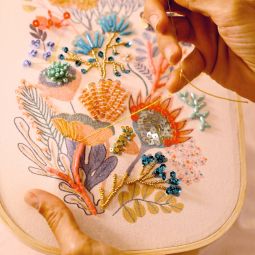 Atelier 58 Perlage broderie avec des perles Djeco Ikaipaka jeux